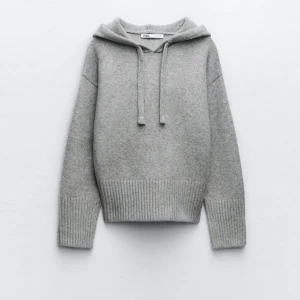 Stickad hoodie - Säljer nu min fina stickad hoodie, som inte används! Tröjan är i väldigt fint skick och bara använd en gång🥰 Priset går alltid att diskutera och hör av er vid frågor! Storlek xs🌟 Så, så skönt, mjukt och stickat material❤️ Ganska lik den virala zara hoodien💗💗