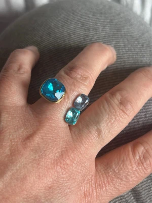 Ring med blå kristaller  - Snygg ring med tre kristaller material stål passar st 16,9 