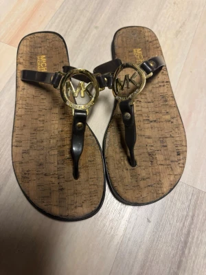 Michael kors tofflor  - Fina tofflor från Michael  kors. Lite slitage på märket syns på bilden.  Annars hela o fina 