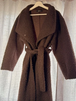 Ginatricot brun kappa - Säljer min kappa från Gina i storlek M har använts ett par gånger men är fortfarande i bra skick säljer den då jag inte använder den längre 