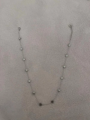 Silverfärgat halsband med stjärnor - stjärnhalsband från Edblad! kan gå ner i pris vid snabbköp🥰skriv gärna innan om du vill köpa då jag lägger ut denhär på flera ställen där folk har möjlighet att köpa🥰
