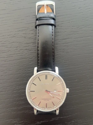 Gant klocka - Gant klocka med läderband i superbra skick! Behöver ett batteribyte