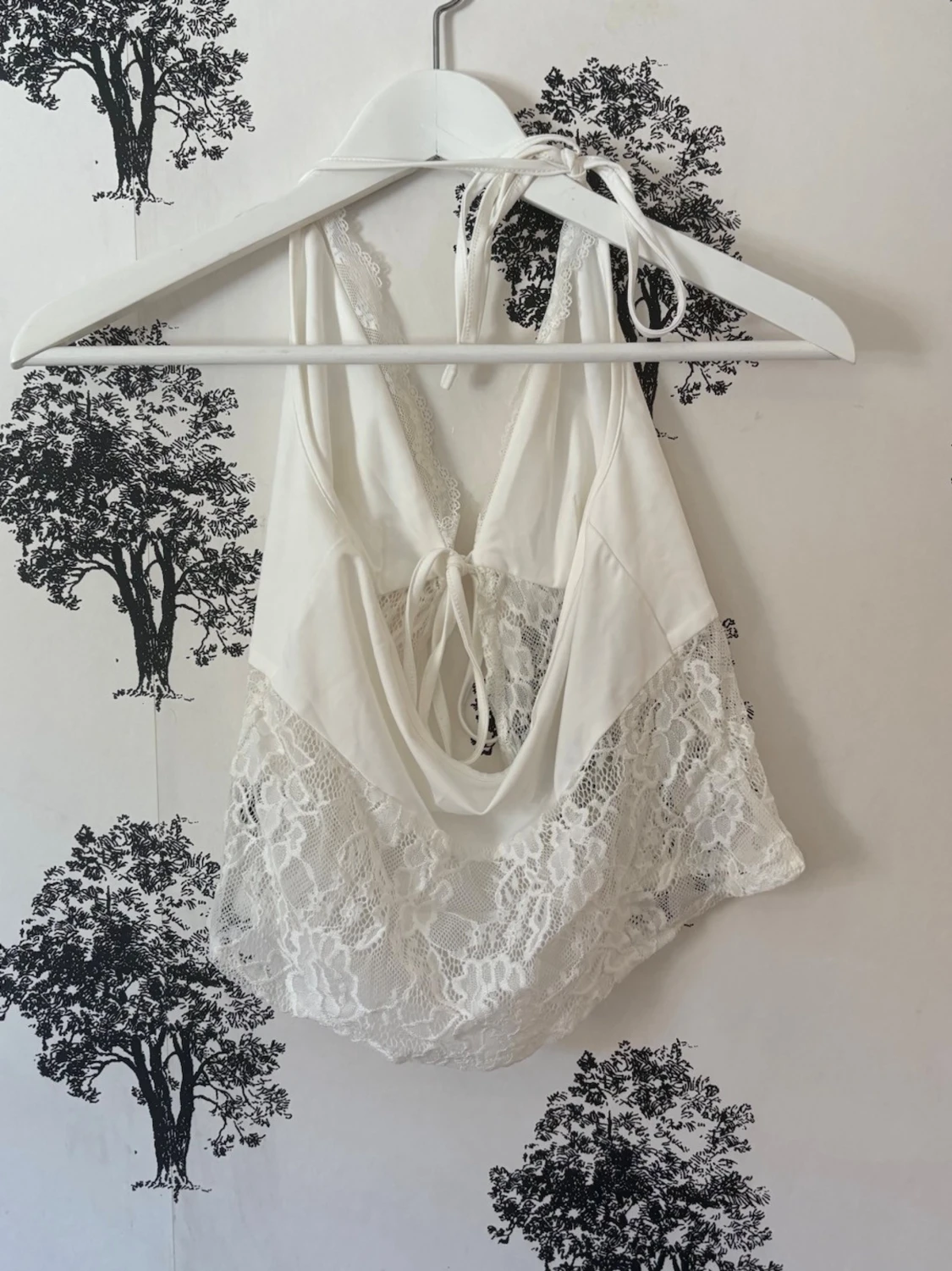 Vit spetsig linnetopp med knyt - 1