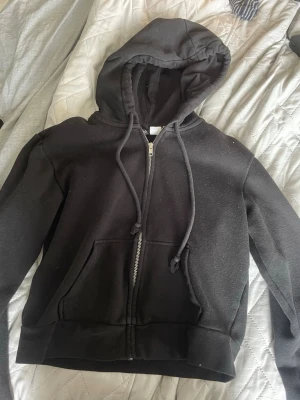Svart zip up hoodie - Ny skick, mindre i storlek