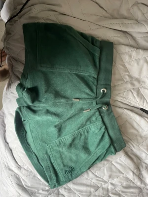 Juicy shorts - Bra skick, passar mig 158/164. Köpt på kidsbrandstore