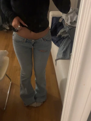 ljusblå lowwaist jeans 🪽 - säljer dessa lågmidjade fina jeans med ett hål på låret 💘 säljer dem då dem inte kommer till användning för mig 💕 jag är ca 158 och dem sitter jätte skönt, hör gärna av er om det finns frågor osv 💝