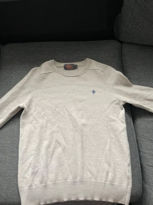 Ljusgrå tröja från Morris - Ljusgrå långärmad tröja från Morris. Tröjan hade ett hål i innan men jag fixa det med nål och tråd