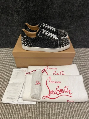Christian Louboutin skor  - Hej, säljer nu dessa svin snygga Christian Louboutin. Skorna är i nytt skick! Allt orginal medföljer på bilden! Kvitto finns. Hör av dig vid frågor. 