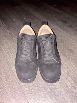 Christian Loubutin - Snygga skor från Christian Loubutin har slängt boxen och hittar inte påsen. Storlek 43. Pris kan diskuteras vid snabb affär