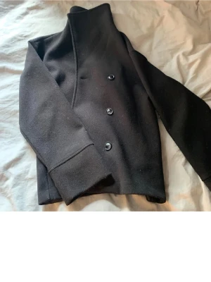 Svart kappa - Säljer min kappa från Gina Tricot