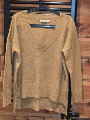Beige stickad tröja från NA-KD - Säljer en beige stickad tröja från NA-KD. Strl S 