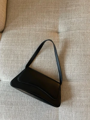 Handväska  - Jättefin liten handväska. Använd men har inga defekter. Pris kan diskuteras!