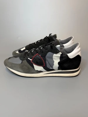 Philippe Model skor - ‼️VI TAR INGA BYTEN‼️| Philippe Model Sneakers | Skick: 8/10 | Storlek 42 fits 43 | Tillkommer enbart skorna vid köp! | Frakt sker inom 24 timmar efter köp 📦💨 | Hör av dig vid minsta fråga eller fundering 💭