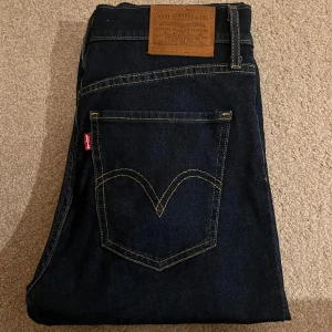 Levis jeans  - Mörkblå Levis jeans. Modellen mile high skinny jeans. Säljer då de inte passar mig längre. Knappt använda✨