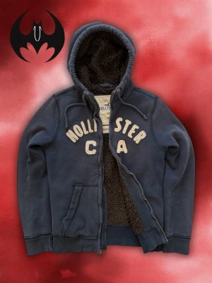 Pälsfodrad Vintage Hollister Zip Hoodie kofta - Säljer denna sällsynta och eftertraktade Hollister fodrad Jacka | Mycket bra skick | Size M | Längd: 70cm Bredd: 54cm Armlängd: 70cm | Modell 178, 60kg | Lägg endast bud med avsikt att köpa nu, inga fördröjning! Pris är inte hugget i sten!