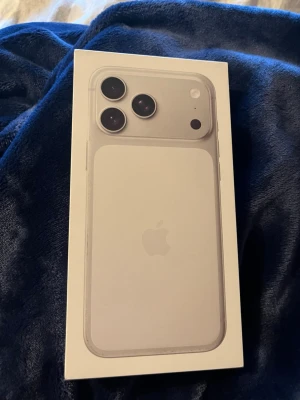 KARTONG TILL IPHONE 17PRO MAX - Köpte en iPhone 17 pro Max men behöver inte kartongen, den kan vara bra att ha om man t.ex ska sälja sin telefon då den går ner i värde utan kartongen men funkar även som dekoration. Pris kan diskuteras.