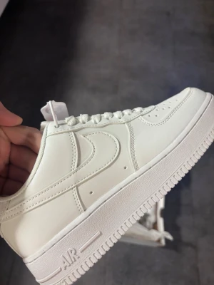 Vita skor  - Vita skor i storlek 39,  helt nya med kartong o allt aldrig använda