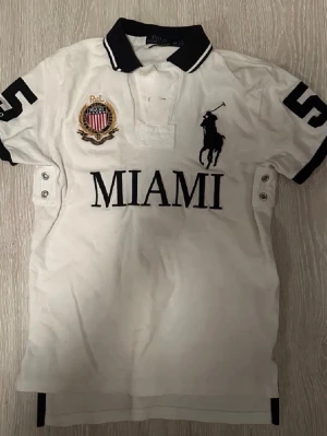 Ralph Lauren Chief Keef polo - Hej säljer min chief keef polo i storlek S då den tyvärr inte används längre. Den är i väldigt fint skick, 9/10 med varken hål eller defekter. Pris kan diskuteras vid en snabb affär! Tröjan är givetvis äkta.
