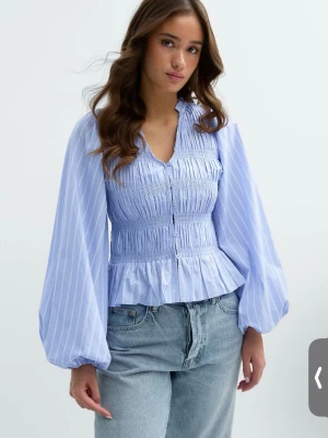 Byta ljusblå randig blus med puffärmar - Någon som vill byta denna blus i S till en i XS