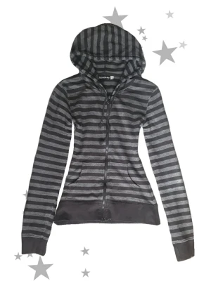 Randig zip-hoodie - ☆ Svart grå hoodie som blivit insydd till att sitta lite tightare, passar som xxs/xs! ☆