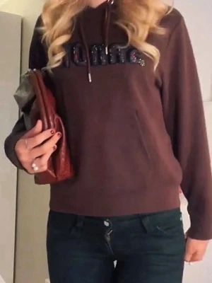 Vinröd Sandro hoodie - Vinröd hoodie alla bilder är egna från min tik tok. Inga skador eller liknande inga tecken på användning. Hör av er för frågor ❤️