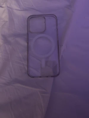 Transparent MagSafe mobilskal IPhone 15 PRO  - Säljer ett genomskinligt mobilskal med MagSafe-kompatibilitet. Skalets design är slim och skyddar både baksida och kanter. Passar perfekt för dig som vill visa upp din mobil samtidigt som du får extra funktionalitet med MagSafe-tillbehör.