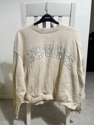 Sweatshirts med text  - Beige sweatshirt med tryck framtill, knappt använd! XL i storlek men passar som en M, eller oversized S