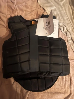 Ridväst jacson - Säljer oanvänd ridväst med lapparna på, aldrig använd och strl adult s men passar ca XS-M eftersom den är så justerbar🤗