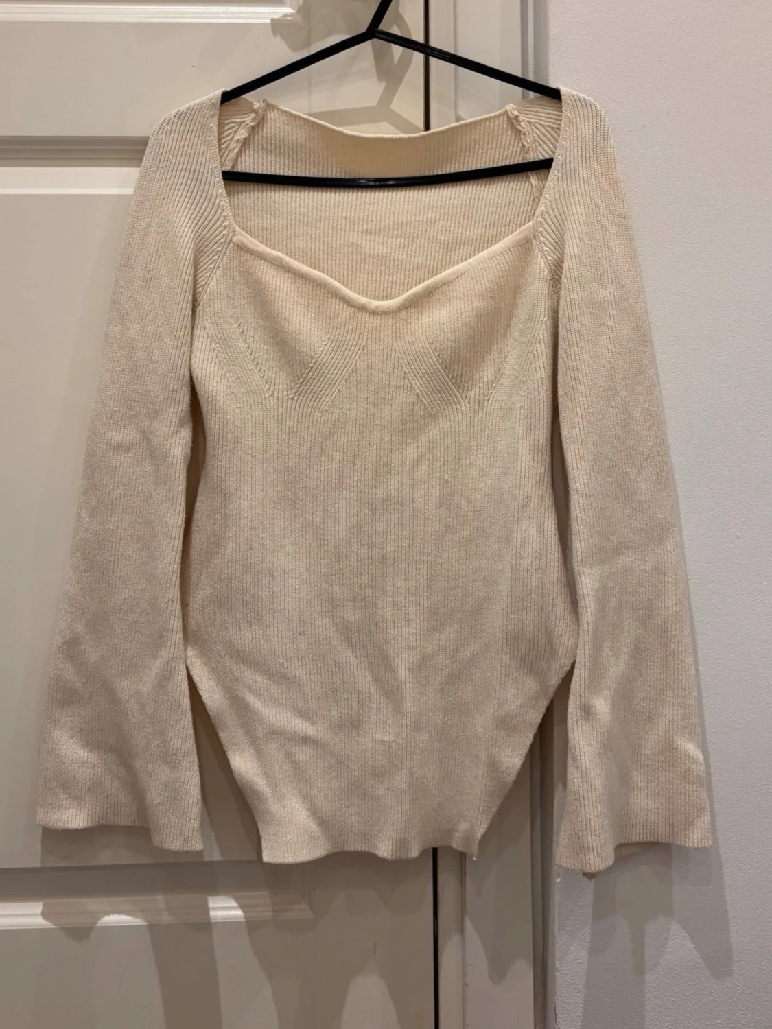 Beige stickad tröja med fyrkantig ringning - 4