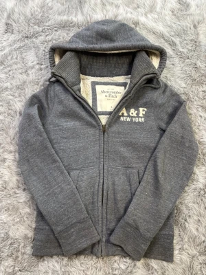 Abercombrie&Fitch Hoodie - Säljer denna sällsynta och mycket eftertraktade Abercombrie&Fitch hoodie i lite tjockare material | Storlek S | Mycket bra skick | Vid eventuella frågor hör gärna av dig och erbjuder bra pris vid köp av bundle 😁✅