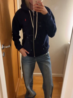 Ralph lauren zip up  - En helt ny Ralph lauren zip up hoodie med prislapp kvar, aldrig använd. Därav högt pris💕pris kan diskuteras, original pris 2300