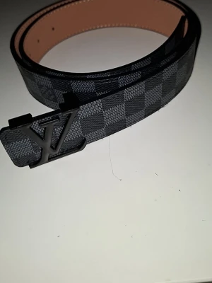 Svart rutigt bälte med svart spänne - Rätt så grich om du frågar mig🔥