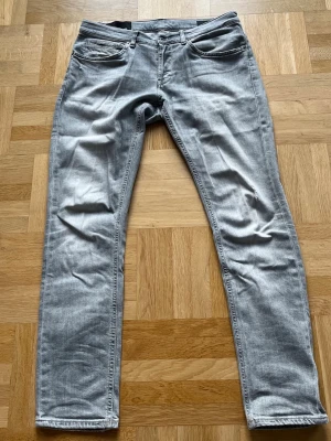 Dondup George ljusgråa - Tjena!   Säljer ett par riktigt schyssta Dondups Georges i storleken 33. Jeansen är i ett  fint skick och otroligt snygga enligt mig. Slitningarna är med mening i designen och annars finns det inga skavanker. Mitt pris 599 men det är inte hugget i sten.  Hör av dig om du har fler frågor!