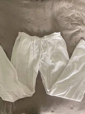 Ginatricot linnebyxor💗💗 - Säljer mina snygga linnebyxor från ginatricot. Dom e i storlek 158/164 men jag skulle säga dom passar som xs. Andvänt ett fåtal gånger och dom e i mycket bra skick💞💞💞