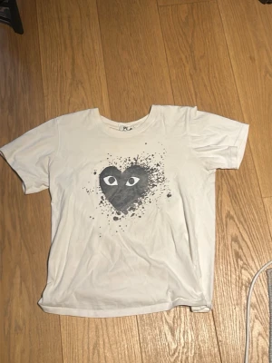 Vit t-shirt med svart hjärta - Vit t-shirt från PLAY Comme des Garçons.                                 Skriv om du har frågor👍