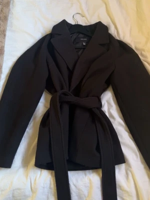 Svart Kappa Med Band  - Säljer en jätte snygg svart kappa ifrån Vero Moda💕Använd några gånger därav är den nopprig Nypris - 799