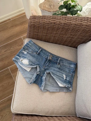 Tally weijl lågmidjade jeansshorts  - Storlek 36(S). Rakt över midjemått: 38cm. Sista bilden är endast för att visa förväntad passform! Skickas inom 24h. Se liknande plagg i min profil! 