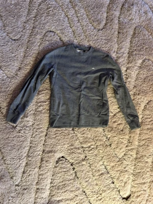  J.Lindeberg, nytt skick - J Lindberg sweatshirt. Passar dig som är runt 175