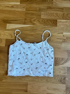 linne - vitt linne me mönster, lite kort och de är från lager 157 i storlek S🤗