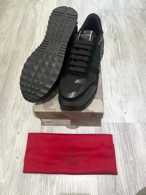 Valentino rockrunners skor - Hej! Ett par fina grön-svarta Valentino Rockrunner skor till salu!  Säljer ett par Valentino Rockrunner skor i mycket fint skick. De är endast testade en kort stund och har inga defekter eller fläckar. Jag säljer pågrund av fel storlek. Perfekta för dig som söker ett par classiska och bekväma skor som även klarar vinterns väder – de är både varma och vattentäta.  Skorna är inköpta online och alla tillbehör som syns på bilden medföljer. Passa på att fråga frågor och köpa!