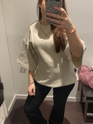 Trekvarts tröja  - Köpte den från hm för ett tag sen men har aldrig använt den för tycker den är för lång annars är den jätte fin💓 ny pris är 250💓