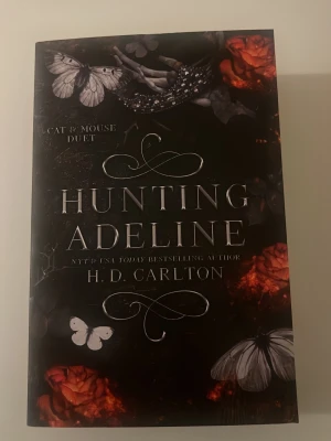 Hunting Adeline av H.D. Carlton - En mörk och spännande skönlitterär bok med titeln 'Hunting Adeline' av H.D. Carlton. 