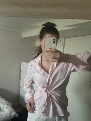 Rosa skjorta - Kan visa hur jag styla det i början men utöver den knuten som jag gjort så är det en vanlig skjorta🥰