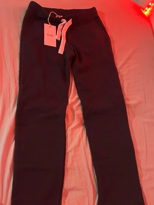 Navy russemerch mjukisbyxor  - Snygga navy mjukisbyxor från russemerch med vita dragsnören i midjan och fickor på sidorna. Perfekta för chill dagar eller när du vill vara bekväm men ändå se stilren ut. Klassisk rak passform och mjukt material.