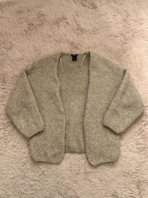 Lindex kofta - Mysig beige stickad kofta från Lindex i storlek XS/S. Koftan är i jättebra skick. Skriv för med bilder eller funderingar🥰🥰