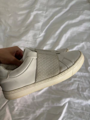calvin klein skor - säljer ett par calvin klein skor! använda förra sommaren men är i bra skick! dom är smutsiga men tvättar såklart innan jag skickar! kom gärna med prisförslag 