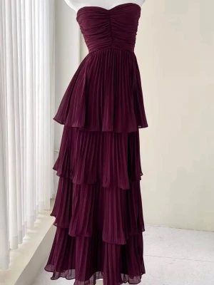  Burgundy långklänning - En elegant maxiklänning med smickrande empiremidja. Den plisserade designen skapar ett mjukt, böljande fall som ger en feminin känsla.  M: Byst 88cm, Midja 72cm, Längd 133cm  95% polyester 5% spandex