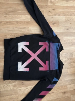 Svart Off-White tröja - Säljer en svart tröja från Off-White, kan sänka priset vid snabb affär