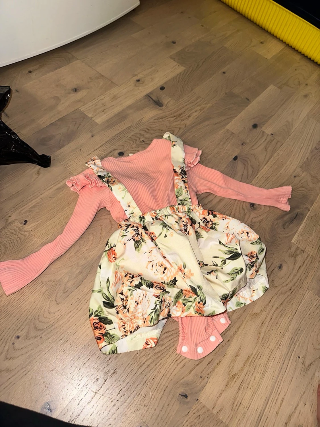 Rosa bodyset med blommig kjol - 3