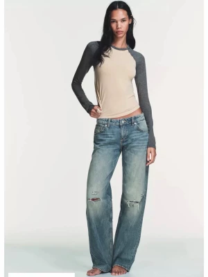 Baggy zara jeans med slitningar - Säljer dessa jättesnygga baggy jeans från zara med slitningar och hål på benen. Jeansen har en avslappnad passform, låg midja och klassisk femficksdesign. Endast testade men satt inte bra därför säljer jag. Bara att fråga för fler bilder!🥰pris kan diskuteras
